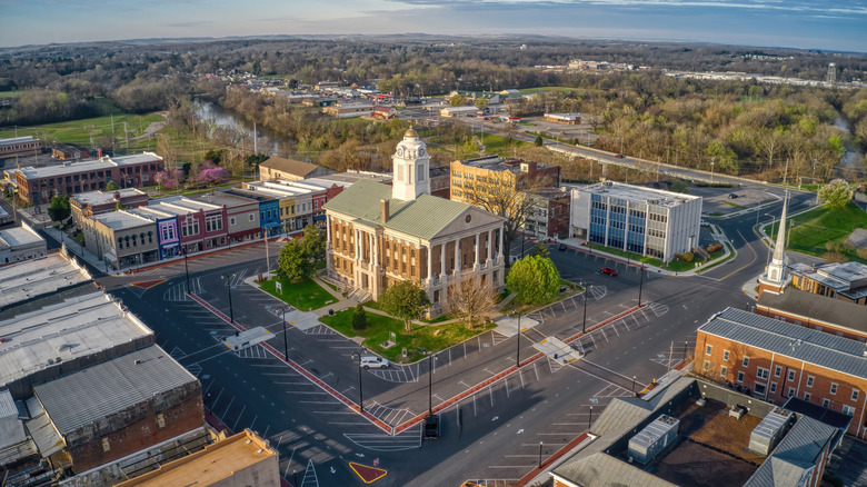 An aerial view of Shelbyville, Tennessee, capturing its historic town square with wide roads, 19th-century shopfronts, and courthouse.