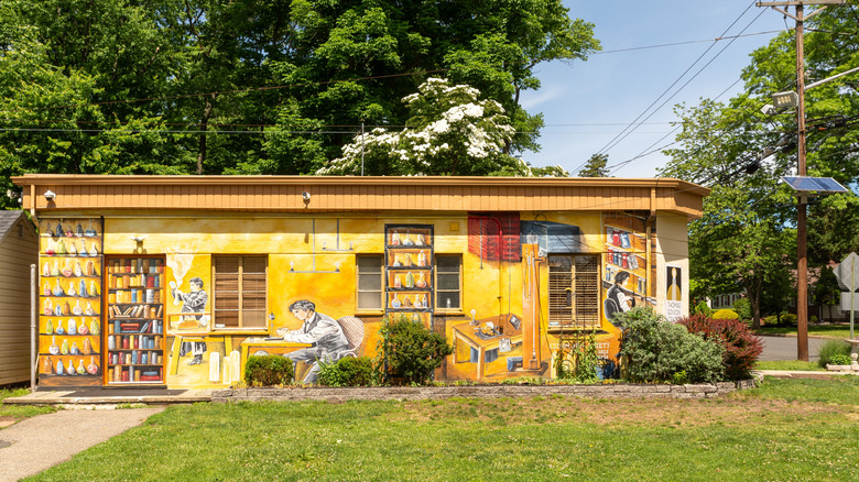Colorful Thomas Edison Center building with mural in Edison State Park
