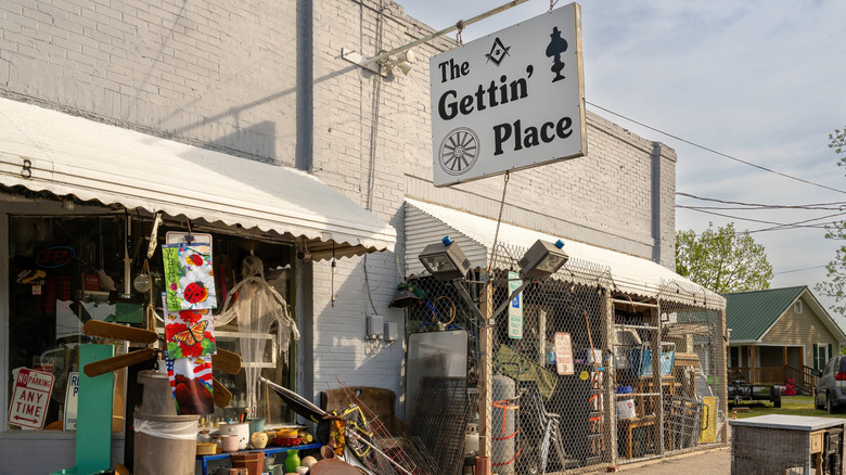 A view of the front of The Gettin' Place, a thrift store in Erwin, North Carolina