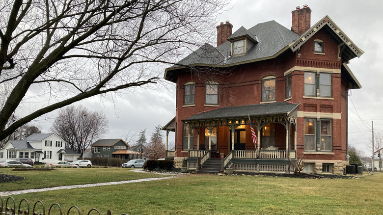 The front entrance to Squiers 1882 hotel in Maquoketa, Iowa