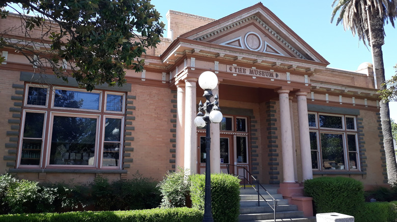 picture of the Willows Museum from outside in Willows, CA
