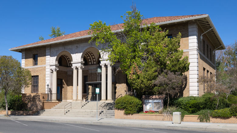 A picture of the Willows, California post office from the front side of the building