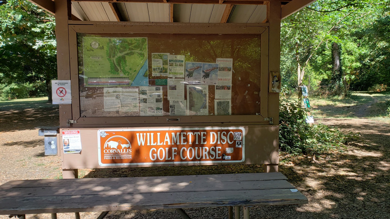 Picture of the shelter with the Willamette Disc golf course in Willamette Park and Natural Area