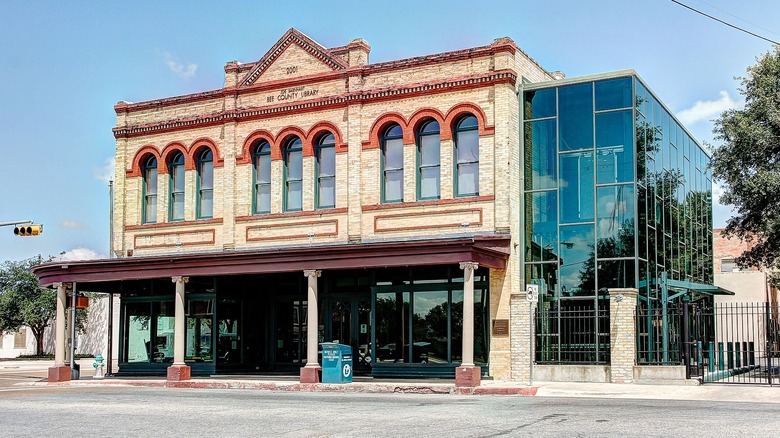 Bee County Library building in Beeville, texas.