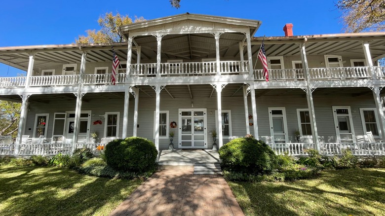 The front entrance of The Antlers Inn in Kingsland, Texas