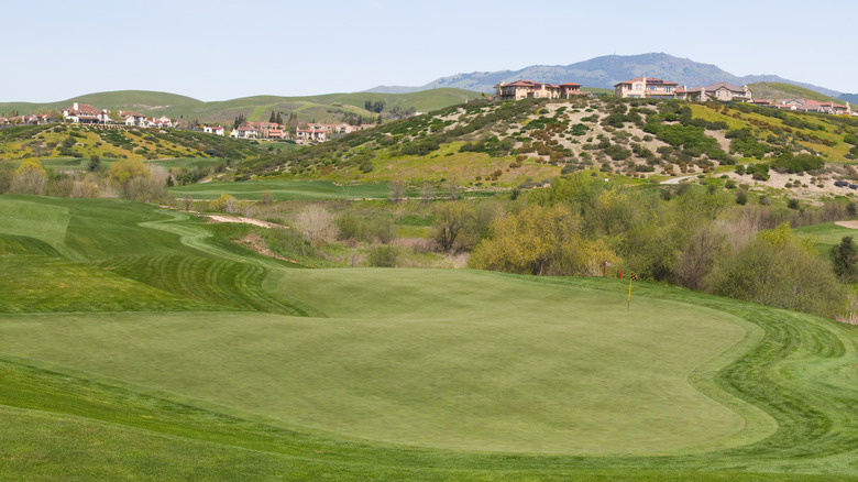a picture of scenic San Ramon with houses overlooking golf courses