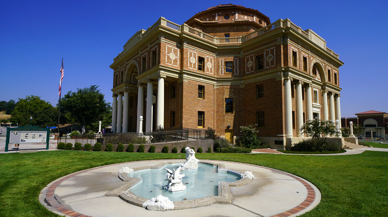 Atascadero City Hall and fountain