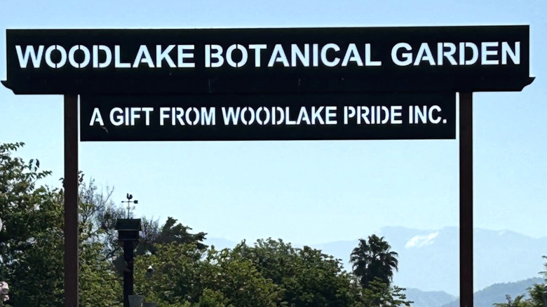 The entrance of Woodlake Botanical Garden