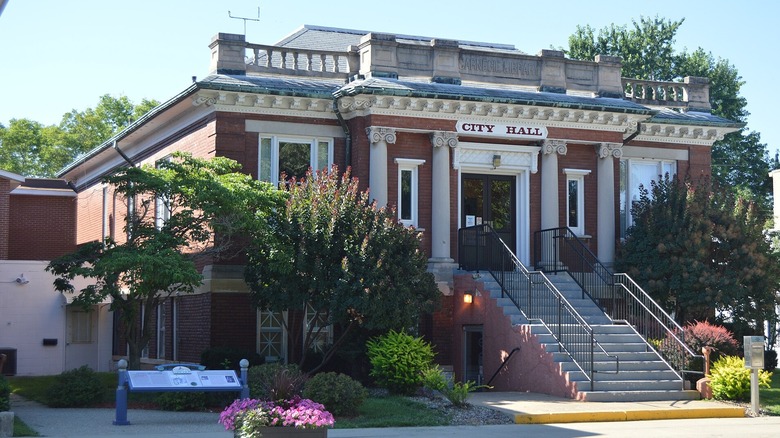 Picture of the city hall and former Carnegie Library in Beardstown, Illinois