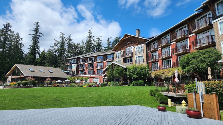 front facing view of the suquamish clearwater resort balconies and main lodge