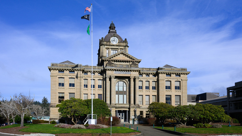 Grays Harbor County Courthouse facade in Montesano in sun