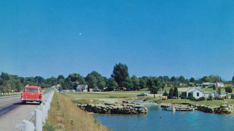 1960s postcard showing Pymatuning Lake and the neighboring town of Espyville