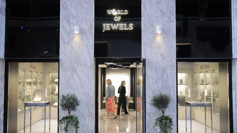 A cruise shop jewelry store