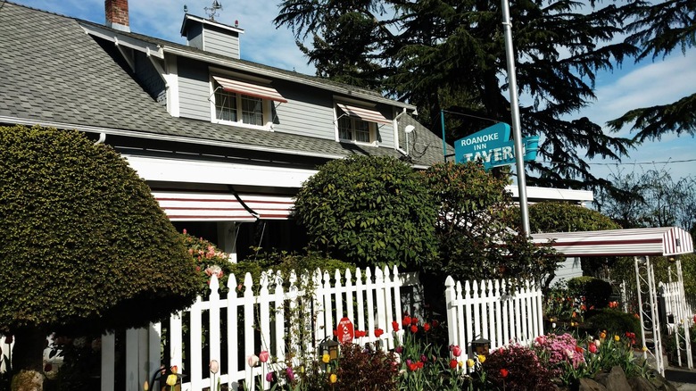 Entrance to the Roanoke Inn on Mercer Island