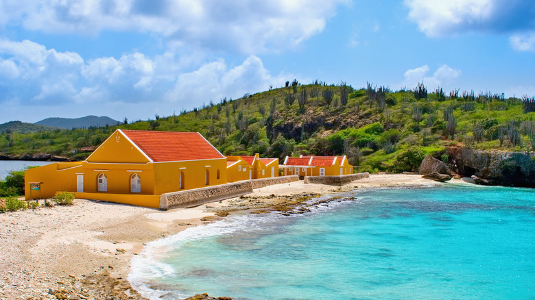 Boca Slagbaai beach in Bonaire, with yellow buildings on the shore