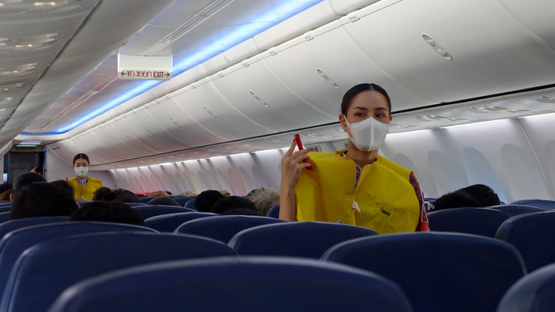 flight attendant demo of emergency