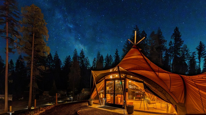 Under Canvas Yosemite tent at night with the stars in the background