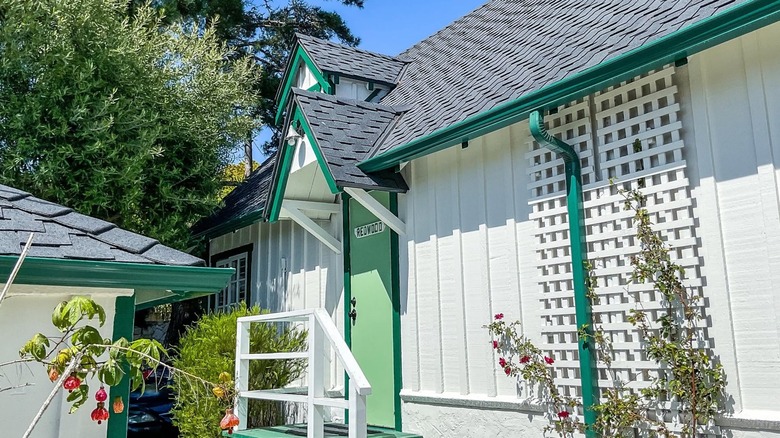 Exterior of the Redwood cottage at Carmel Green Lantern Inn