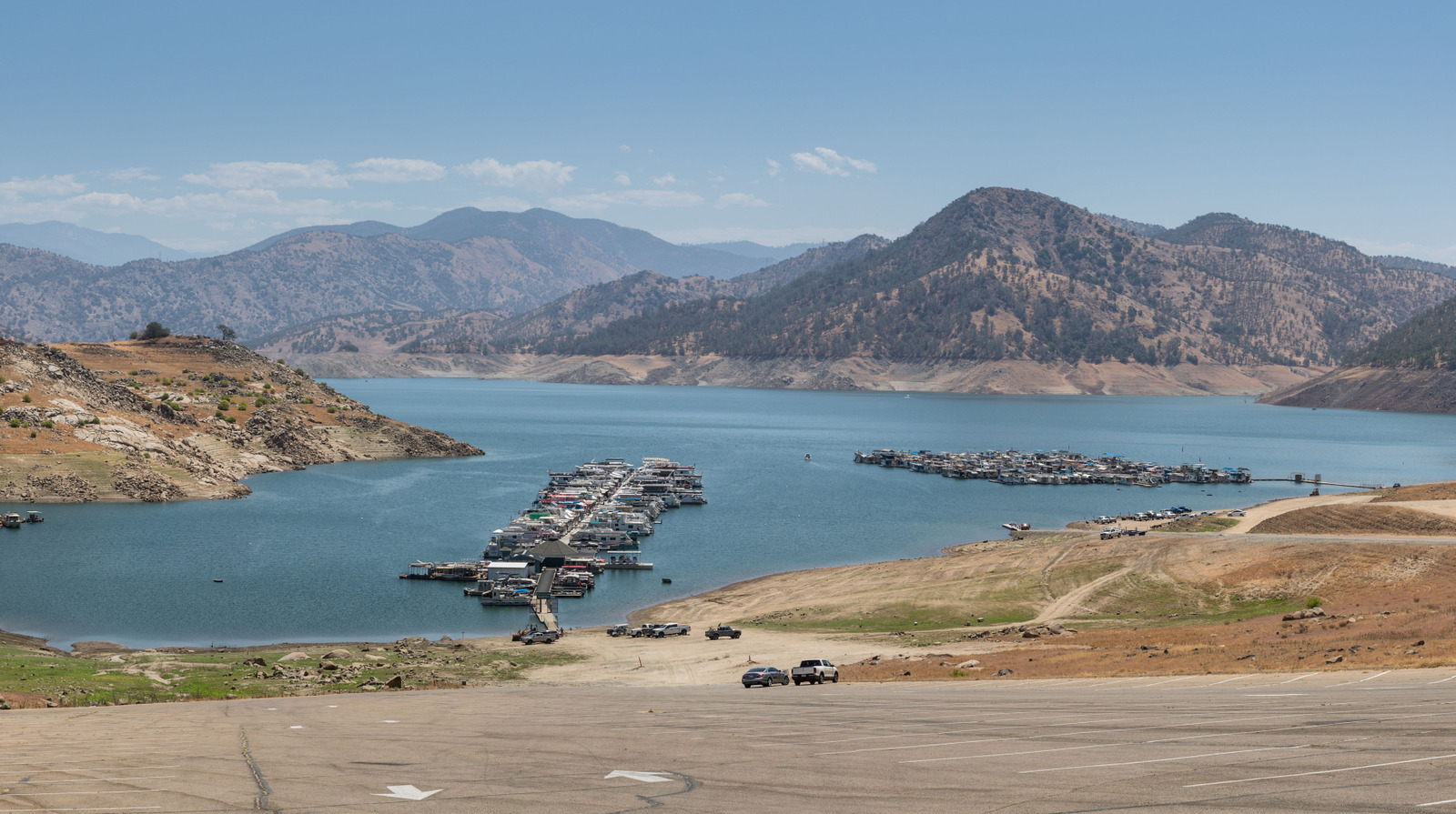 California's Dazzling Sierra Nevada Lake Under An Hour From Fresno Has Blue Waters, Fishing, And Mountain Views