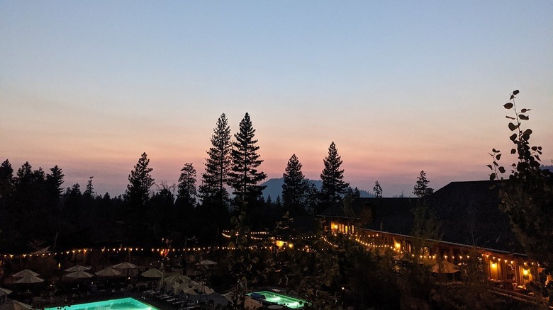 A picture of the surroundings at Rush Creek Lodge and Spa at Yosemite during golden hour