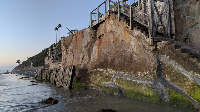 Surf scenes from Beacons Beach