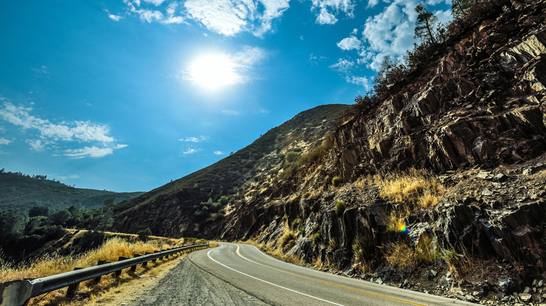 Scenic highway from Mariposa to Yosemite