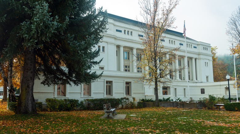 The County Courthouse in Quincy, California, with yellow leaves falling on the grass