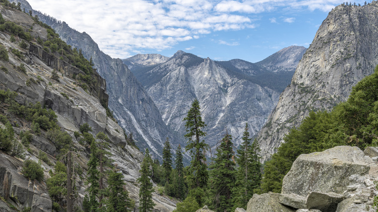 The dramatic mountain lanscape in Kings Canyon National Park in California