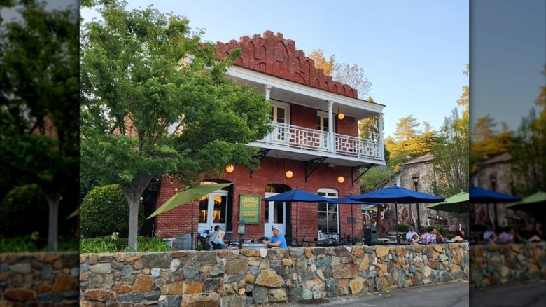 People eating outside the Imperial Hotel in Amador City