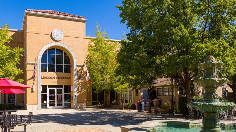 Lincoln Museum with trees and fountain at Beermann Plaza in Lincoln, California