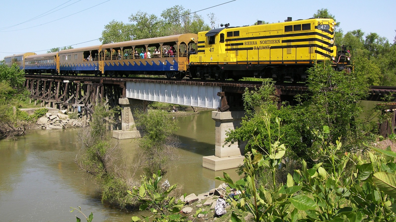 California’s Vintage Train Ride In Sacramento Has Scenic Views, Themed Events, And Wine Experiences