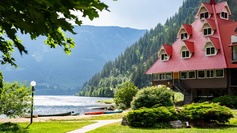 Kayaks by the lakeshore at Three Valley Lake Chateau