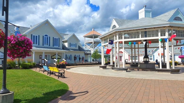 Shopping plaza and town square at Bathurst's Promenade waterfront