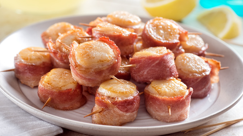 A plate of fresh cooked scallops wrapped in bacon