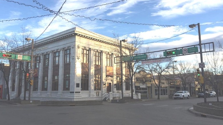A CIBC bank branch building next to an intersection with traffic lights