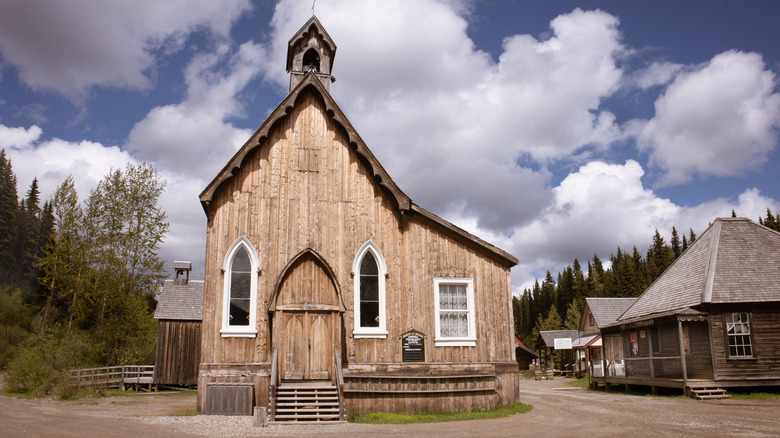Facade of a church in Barkerville with a cloudy sky