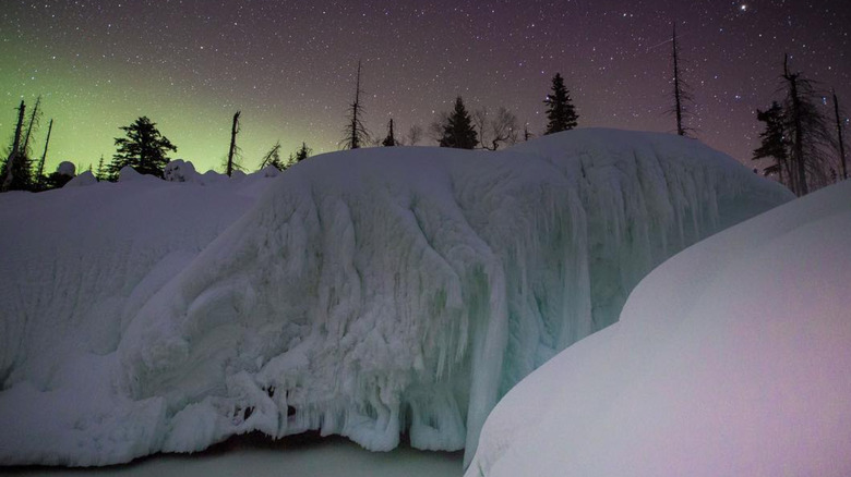 Nitowiak Falls under the northern lights