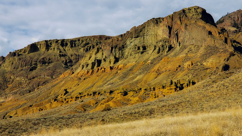 Rocky cliffs and hoodoos at Cinnamon Ridge in Kamloops