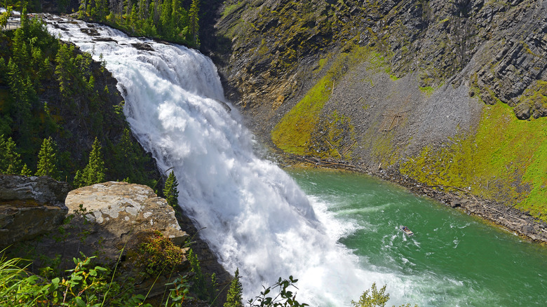 The huge Kinuseo Falls drop over a ledge on the Murray River