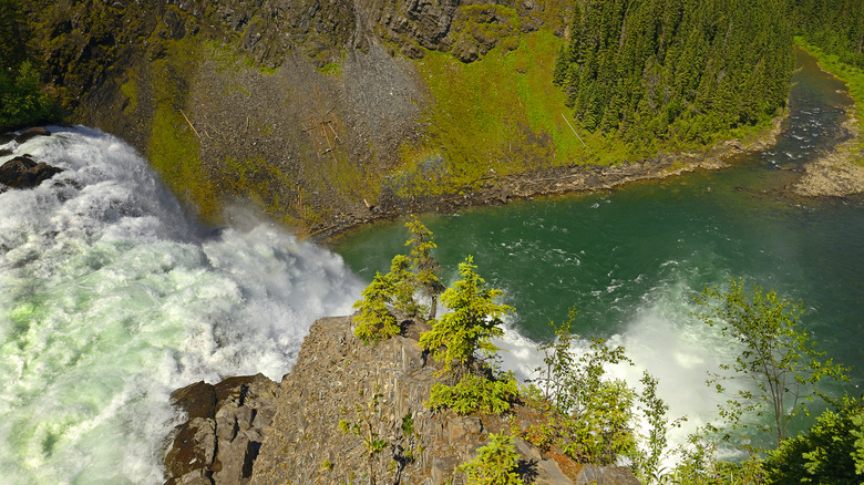 Peering over the edge of the Kinuseo Falls