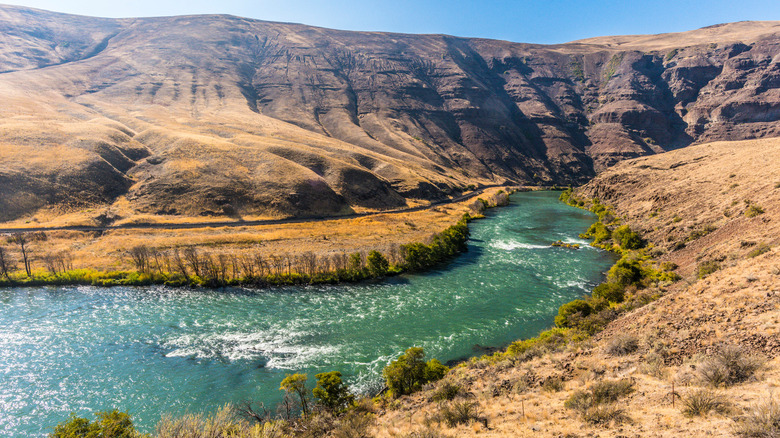 Deschutes River runs through a plateau