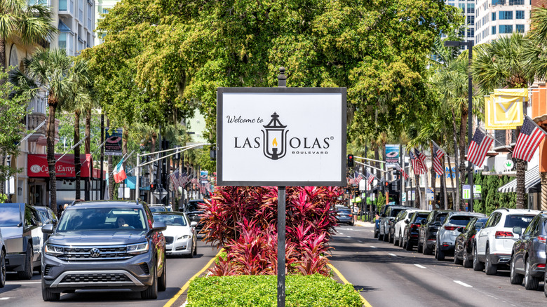 The Las Olas Boulevard sign with the passageway behind it