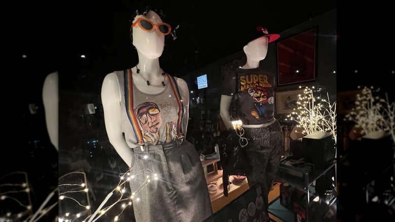 A pair of mannequins in the window of Flor Inmortal Vintage in Cheney, Washington