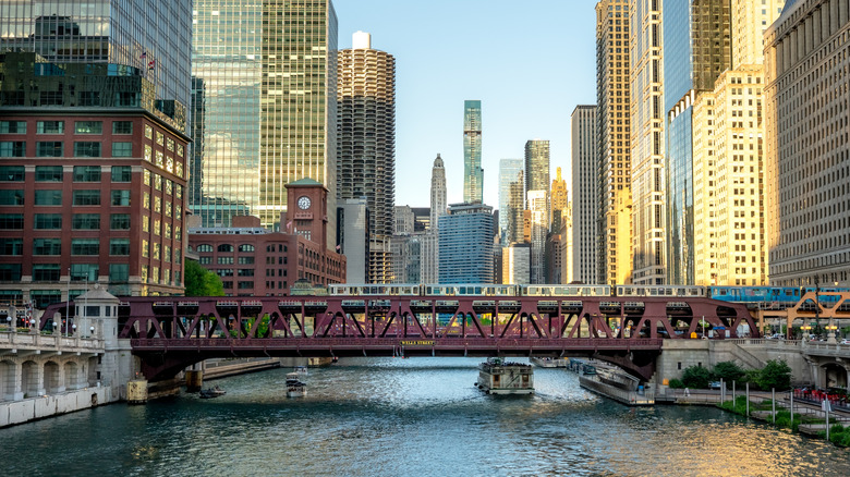 A view of downtown Chicago showing the Chicago River and skyscrapers