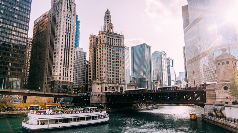 A picture of a ferry on the Chicago River