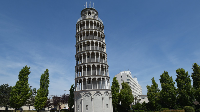 Leaning Tower of Niles