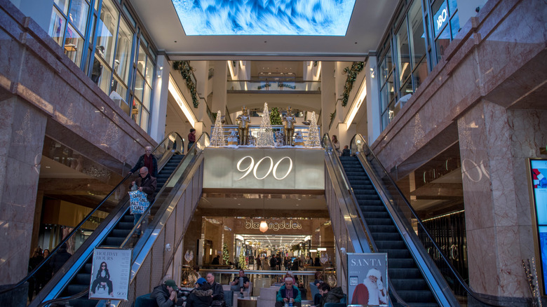 Entrance to 900 North Michigan Shops on the Magnificent Mile in Chicago