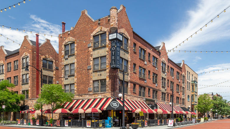 A hotel and restaurant in downtown Oak Park, Illinois