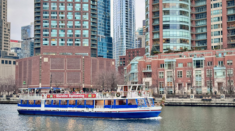 A Shoreline Sightseeing cruise in the Chicago River