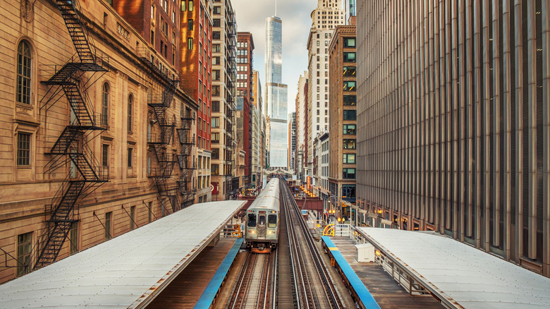L Train in Chicago's Wabash station between tall buildings